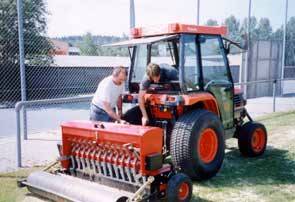 Schlitz-Nachsaatmaschine, schlitzen - säen und
                        walzen in einem Arbeitsgang, bricht Oberflächenverhärtungen auf, bei
                        lückenhaftem Grasbestand kann gleichzeitig nachgesät werden - Optimale Maschine
                        für Rasenregeneration