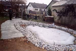 Polygonalplattenverband-Weg mit Mörtel verfugt