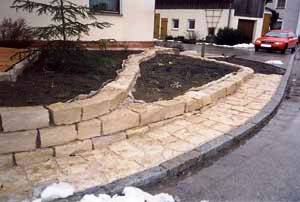 Trockenmauer und Weg aus gleichem Gestein (mit Sand-/Splittgemisch verfugt)