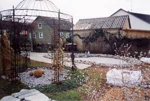 Metallrondell und Findlinge dienen als Gestaltungselemente