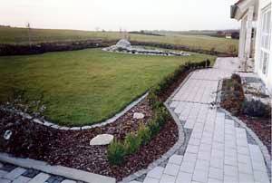 sauber eingefate Pflanzbeete trennen Rasen und Blumenrabatten